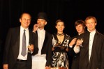 Pose Andrzej Gut Mostowy w towarzystwie aktorw Teatru Witkacego