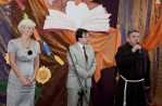 Dyrektor Elbieta Konopka, zastpca burmistrza Mariusz Koperski i O. Tyberiusz Mka